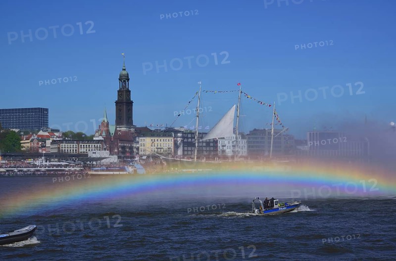 Europe, Germany, Hamburg, Elbe, View across the Elbe to the Michel, Fire boat in action at the harbour birthday, Rainbow, Hamburg, Hamburg, Federal Republic of Germany, Europe