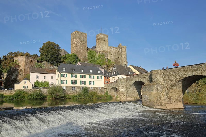 Old Lahn bridge built 1448 with castle built 12th century, Lahn valley, Lahn with barrage, reflection, historic stone arch bridge, Runkel, Westerwald, Taunus, Hesse, Germany, Europe