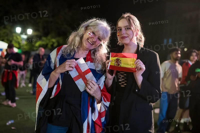 Cathreen (born in England and fan of the English team) together with her daughter Jamie (living in Berlin and fan of the Spanish team) at the fan zone at the Brandenburg Tor after the final match between Spain and England at the European Football Championship, Berlin, 14 July 2024