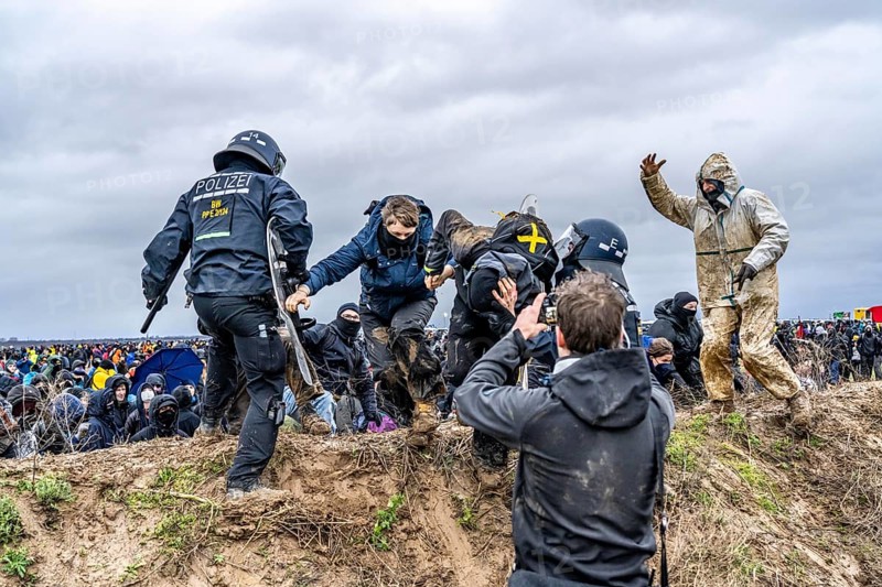 Violent clashes between thousands of demonstrators and the police, after a demonstration against the demolition of the brown coal village of Lützerath, the demonstration participants try to get to the rest of the village, Lützerah, and storm it, the police prevent this with a large contingent of forces, Erkelenz, North Rhine-Westphalia, Germany, Europe
