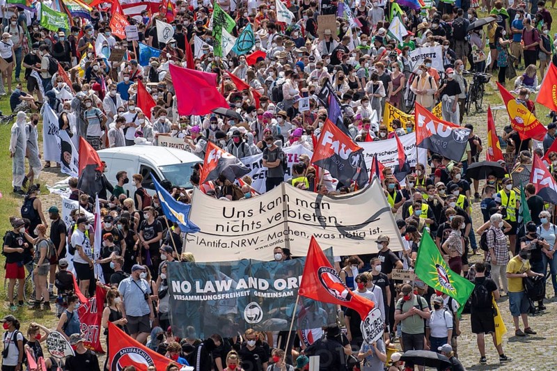 Demonstration against the planned assembly law in North Rhine-Westphalia, in Düsseldorf, various left-wing groups and football fans, Ultras, from Fortuna Düsseldorf and 1.FC Köln, protest, North Rhine-Westphalia, Germany, Europe