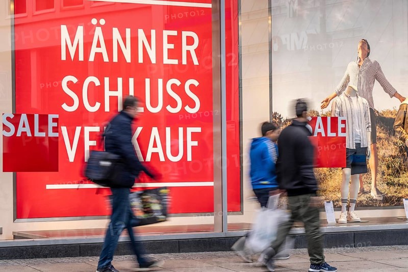 Shop window of a clothing shop, clearance sale, sale, slogan Männer Schluß Verkauf, on Westenhellweg, North Rhine-Westphalia, Germany, Europe