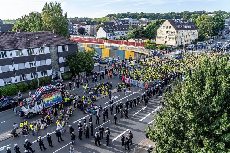Demonstration against the AFD party conference in Essen, blockade of Alfredstraße, bridge over the A52 motorway, North Rhine-Westphalia, Germany, Europe