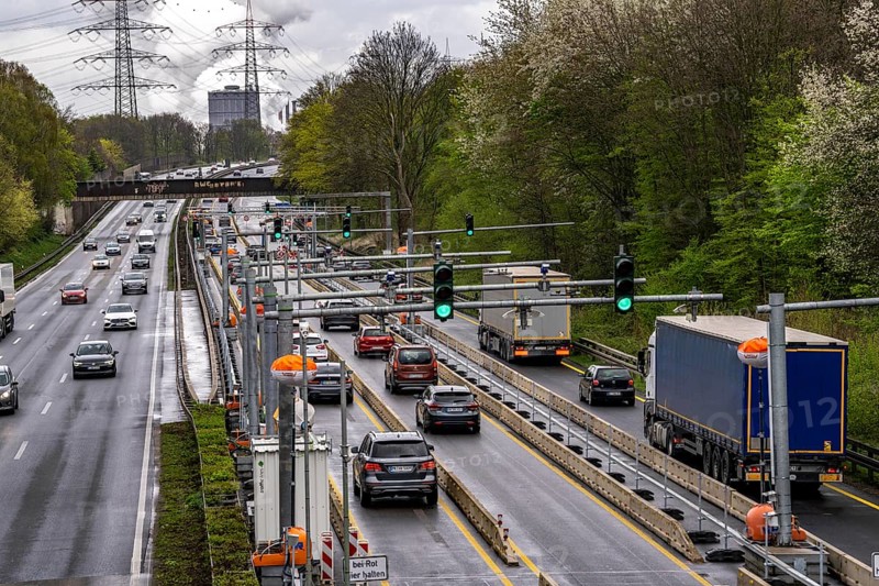 Weighing and barrier system on the A42 motorway, in front of the dilapidated motorway bridge over the Rhine-Herne Canal, between Bottrop and Essen, only vehicles up to 3.5 tonnes are allowed to drive over the bridge, heavy vehicles have to take detours, the motorway was completely closed there for over 3 months due to the damage, vehicle scales, traffic lights, here at the Bottrop-Süd exit in an easterly direction, North Rhine-Westphalia, Germany, Europe
