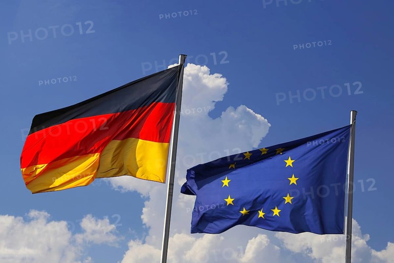 Deutsche und europäische Flagge wehen im Wind (German and european flag wave in the wind)