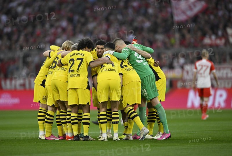 Team building, team circle in front of the start of the match, Borussia Dortmund, German Classico FC Bayern Munich FCB vs. Borussia Dortmund BVB, Allianz Arena, Munich, Bavaria, Germany, Europe