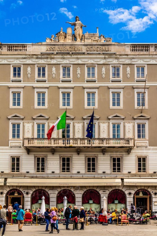 Casa Stratti with the renowned coffee house Caffe degli Specchi, classicism, Piazza Unità d'Italia in the heart of the city, is surrounded on three sides by magnificent neoclassical buildings, Trieste, harbour city on the Adriatic, Friuli, Italy, Trieste, Friuli, Italy, Europe