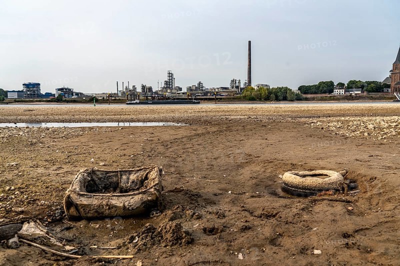 Rhine at Emmerich, extremely low water, Rhine level at 0 cm, falling trend, North Rhine-Westphalia, Germany, Europe