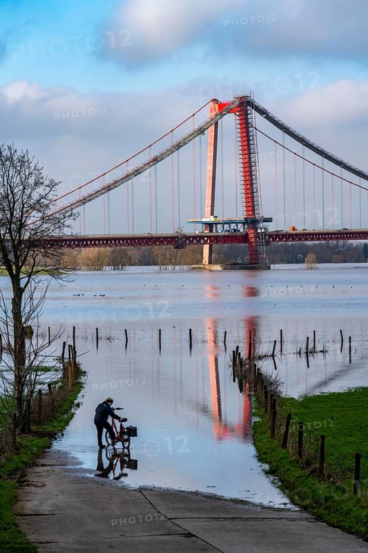 Flood on the Rhine, flooded Rhine meadows, fields, Rhine bridge Emmerich, road bridge of the B220, Lower Rhine, here near Emmerich, North Rhine-Westphalia, Germany, Europe