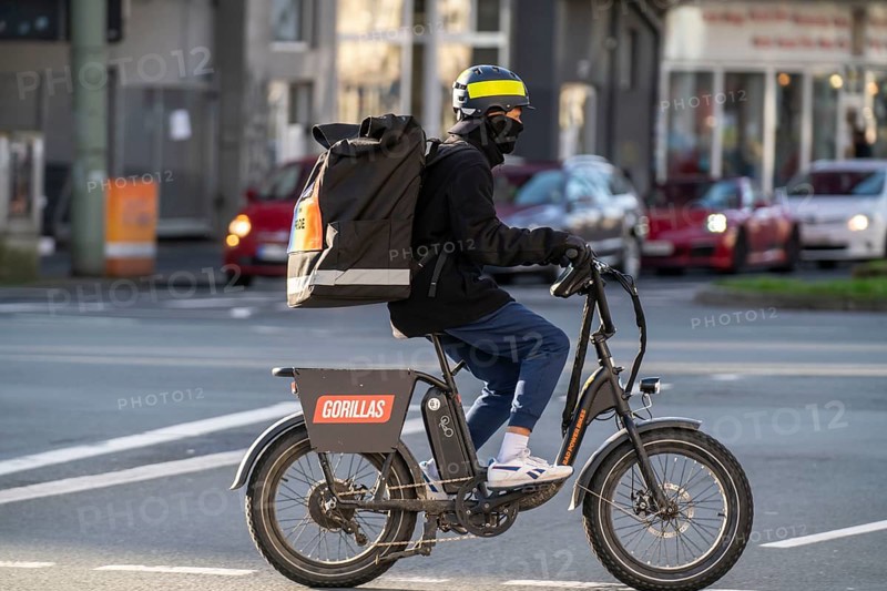 Bicycle courier from the fast delivery service Gorillas, delivers groceries, currently in over 20 German cities, within 10 minutes, orders via an app, Bochum, North Rhine-Westphalia, Germany, Europe