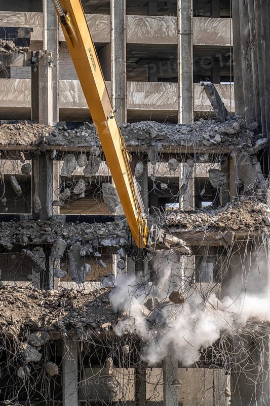 Construction site on Haroldstraße, demolition of a former office building, after complete gutting only the concrete parts remain, large excavator with cutting pliers cuts up concrete parts, steel wire, Düsseldorf, North Rhine-Westphalia, Germany, Europe