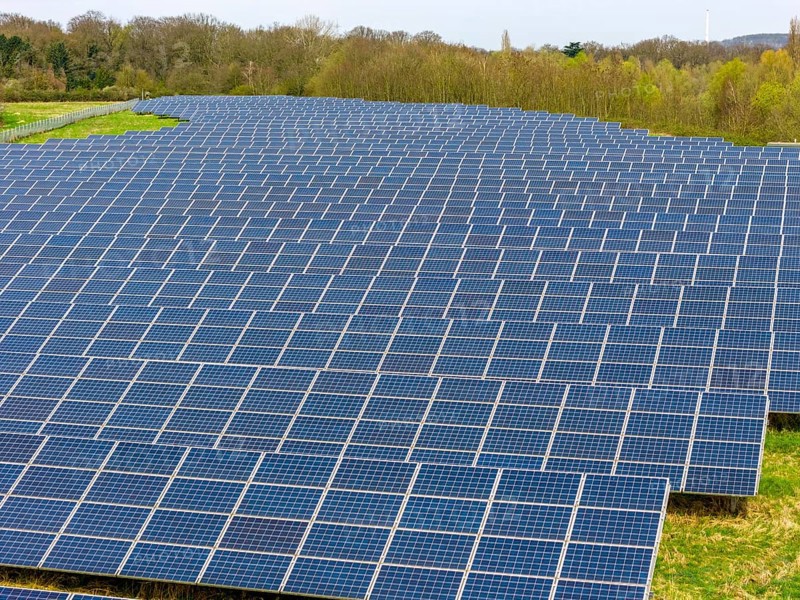 Mühlenfeld solar park, near Neukirchen-Vluyn, over 15, 000 solar modules spread over 24 hectares, generating 3.5 million kilowatt hours per year, North Rhine-Westphalia, Germany, Europe
