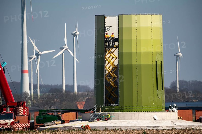 Construction of a wind turbine, Enercon steel pillar, near Kerken, Kleve district, Lower Rhine, North Rhine-Westphalia, Germany, Europe