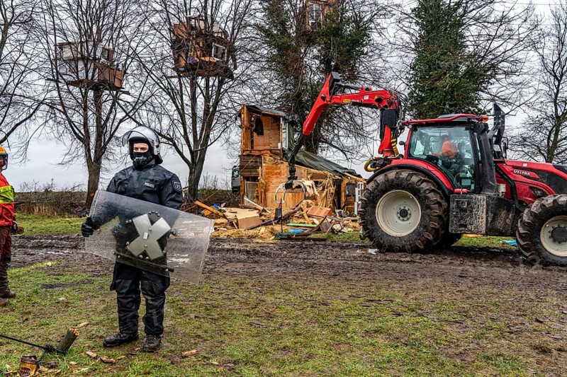 2nd day of the clearing of the hamlet Lützerath, by the police, of tree houses and huts, of climate activists, at the opencast lignite mine Garzweiler 2, Erkelenz, North Rhine-Westphalia, Germany, Europe