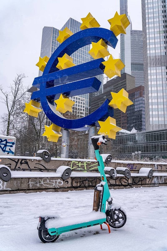 Winter in Frankfurt, euro sculpture on Willy-Brandt-Platz, snow-covered, e-scooter, Hesse, Germany, Europe