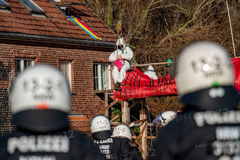 Beginning of the eviction of the Lützerath hamlet, camp of climate activists and squatters, at the Garzweiler 2 opencast lignite mine, by the police, Erkelenz, North Rhine-Westphalia, Germany, Europe