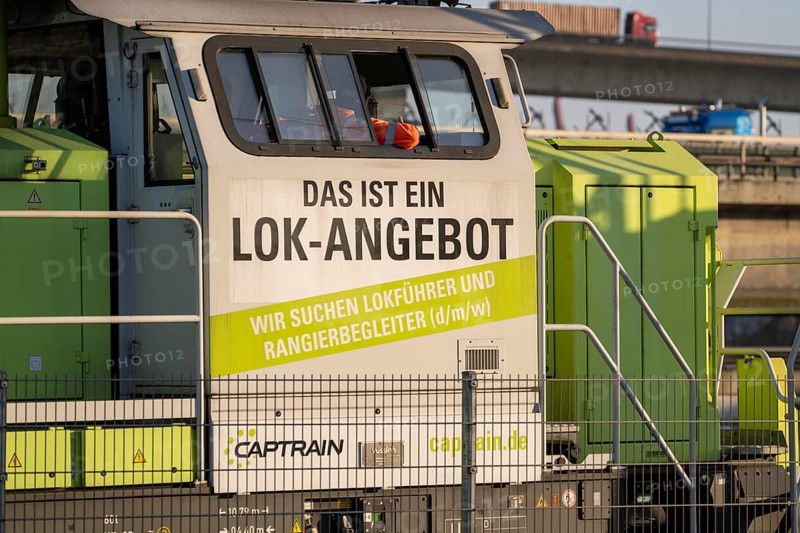 Job offer on a shunting locomotive in the port of Hamburg, on a Captrain locomotive, they are looking for employees, engine drivers, shunting attendants for works railways, Hamburg, Germany, Europe
