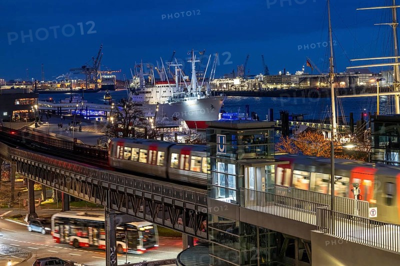 Port of Hamburg, elevated railway runs along the Elbe promenade, from, to Landungsbrücken station, U3, museum ship Cap San Diego, Hamburg. Germany