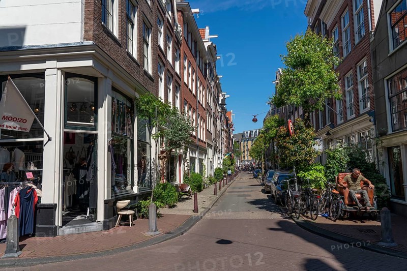 Narrow residential street in the historic city centre, canal belt, Nieuwe Leliestraat, Amsterdam, Netherlands