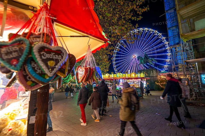 Pre-Christmas season, Christmas market in the city centre of Essen, Kettwiger Straße, Ferris wheel on Burgplatz, North Rhine-Westphalia, Germany, Europe