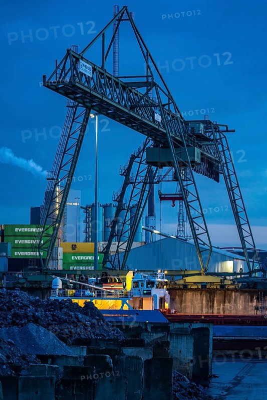 Port of Duisburg, outer harbour, container handling at the Parllelnhafen, Duisburg, North Rhine-Westphalia, Germany, Europe