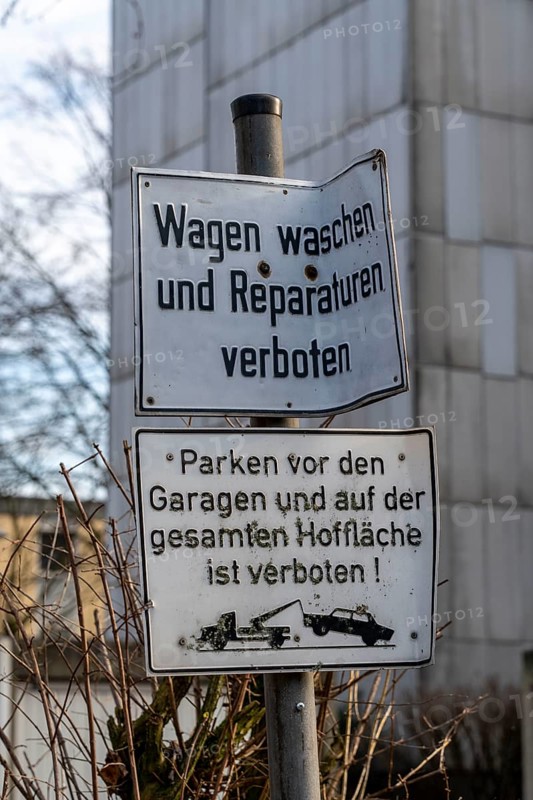 Garage courtyard of a residential building, signs indicating the ban on washing and repairing cars, parking ban, Duisburg, North Rhine-Westphalia, Germany, Europe