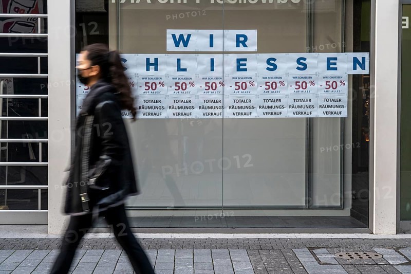 First day of the Christmas lockdown in the Corona crisis, Hohe Straße shopping street in the city centre, clearance sale, shop closures, closed shops, hardly any passers-by, in Cologne, North Rhine-Westphalia, Germany, Europe