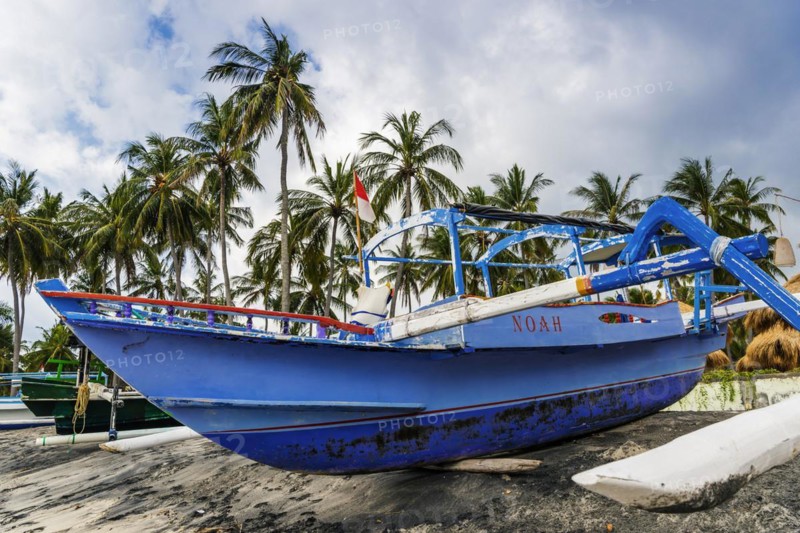 Fishing boat at Magsit beach in Sengiggi, boat, wooden boat, blue, traditional, seafaring, sea, beach, fisherman, ship, painted, colourful, colourful, water, palm, ocean, island, coast, tropical, tropics, old, rotten, morbid, culture, tradition, Lombok, Indonesia, Asia