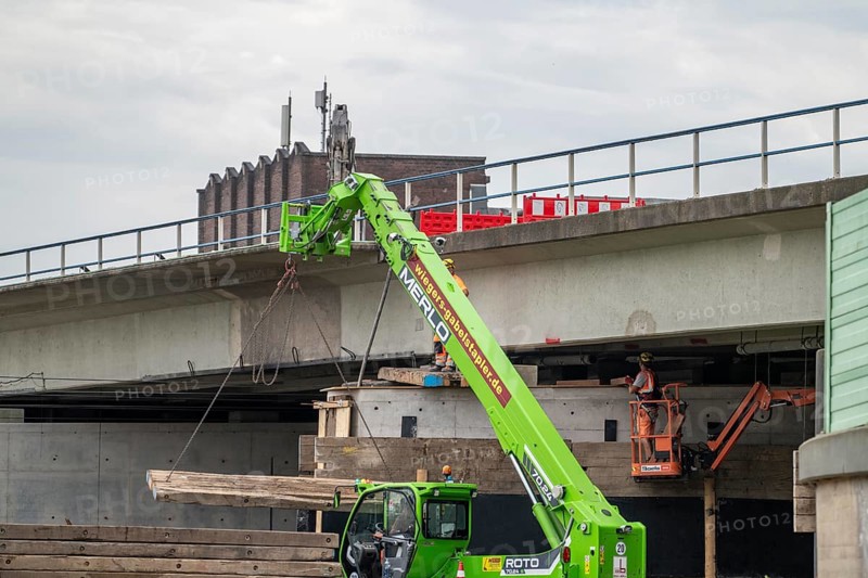 Work on the A40 motorway bridge, Schlachthofbrücke, the bridge piers for the new bridge are already in place, they are now being rebuilt with wooden planks to protect them from damage when the old bridge is demolished, will then be demolished, bridge over a 3-track railway line, between Bochum-Zentrum and Hamme, the 63-year-old motorway bridge, 66 metres long, is dilapidated and will be demolished and rebuilt, the A40 motorway will be completely closed for up to 15 weeks in summer 2024, a traffic fact for the Ruhr area, North Rhine-Westphalia, Germany, Europe