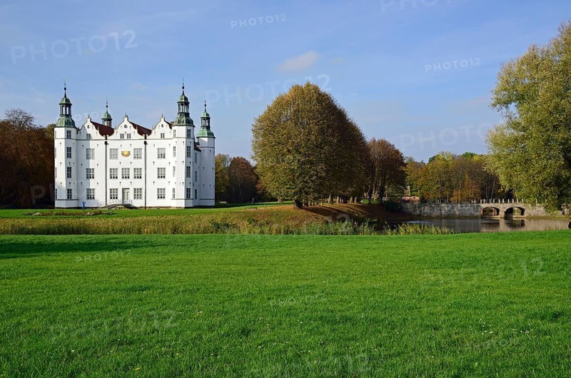 Europe, Germany, Schleswig-Holstein, Ahrensburg, moated castle Ahrensburg, autumn, front facade, built around 1595, late Renaissance, moat with bridge, Europe