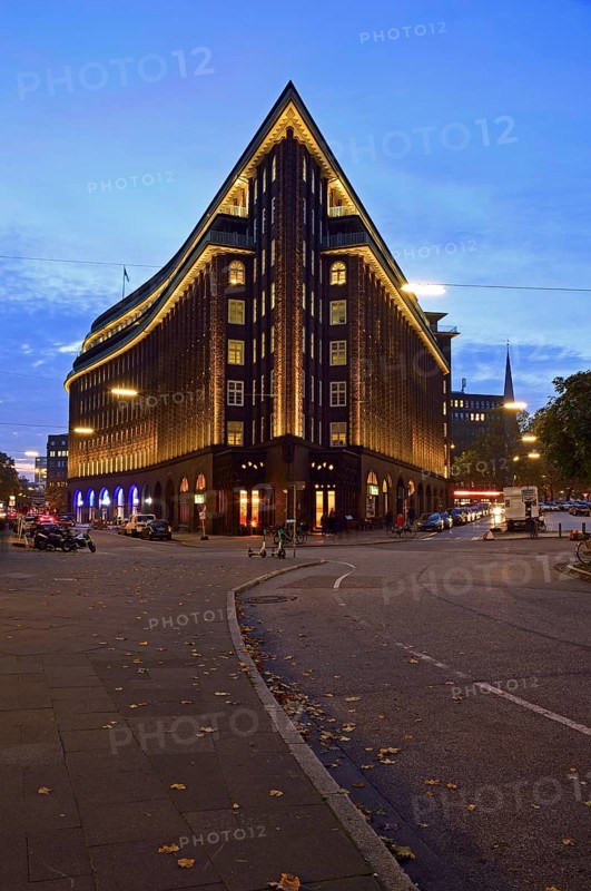 Europe, Germany, Hamburg, City, Kontorhausviertel, Chilehaus, clinker brick facade, built 1922 to 1924 by Fritz Höger, World Heritage Site, twilight, gable end, Hamburg, Hamburg, Federal Republic of Germany, Europe