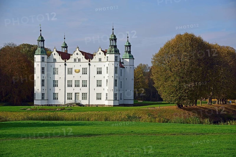 Europe, Germany, Schleswig-Holstein, Ahrensburg, moated castle Ahrensburg, autumn, front facade, built around 1595, late Renaissance, Hamburg, Hamburg, Federal Republic of Germany, Europe