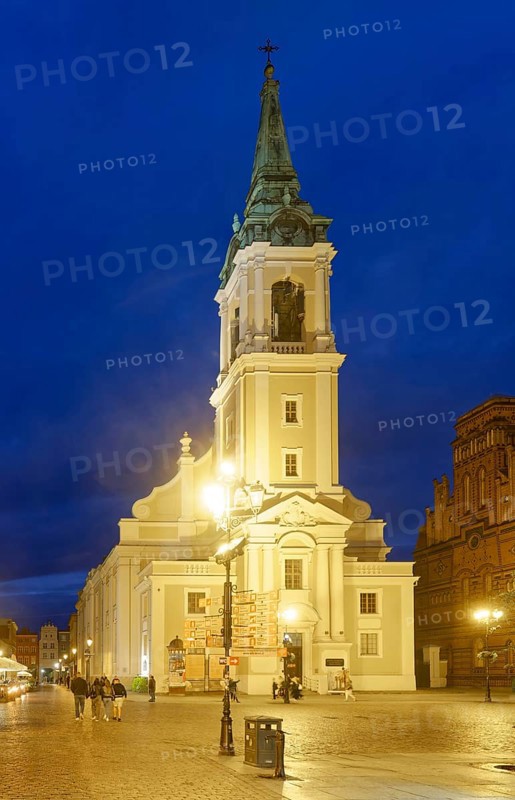 St Mary's Church in the medieval old town of Thorn, illuminated in the evening. The historic city centre of Torun is a UNESCO World Heritage Site. Torun, Kujawsko-Pomorskie, Poland, Europe