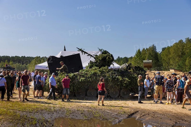 The Oberlausitz military training area opened its Tor tor to thousands of visitors for the Open Day at the Oberlausitz military training area to give them an insight behind the scenes of the Bundeswehr in Saxony. The soldiers presented a wide range of large and small equipment and gave an impressive demonstration of what they are capable of. Dynamic demonstration by the armoured infantry with the Marder infantry fighting vehicle, open day at the Oberlausitz military training area, Weißkeißel, Saxony, Germany, Europe