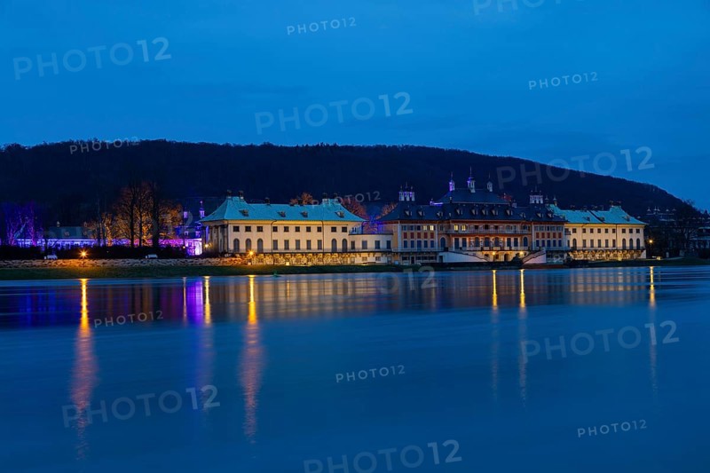 Due to the heavy precipitation in the form of snow and rain, the Elbe has risen again. The Elbe meadows at Pirna Castle are partially flooded, Dresden, Saxony, Germany, Europe