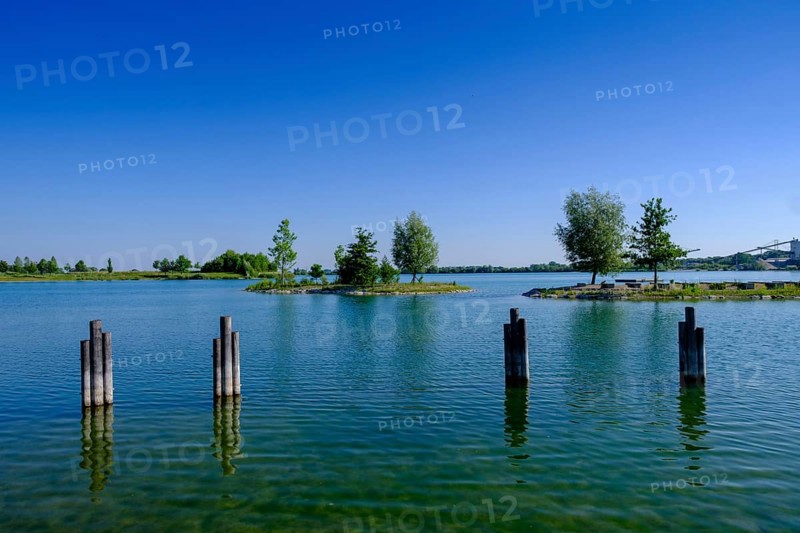 Leisure and recreation area at Kronthaler Weiher, Erding, Upper Bavaria, Bavaria, Germany, Europe