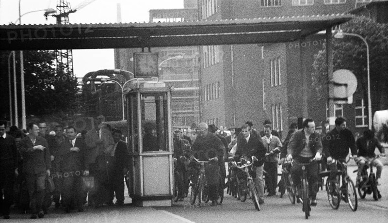 DEU, Germany, Dortmund: Personalities from politics, business and culture from the years 1965-71. Hüls. Jobs at the chemical works ca. 1965-6. shift change, Europe