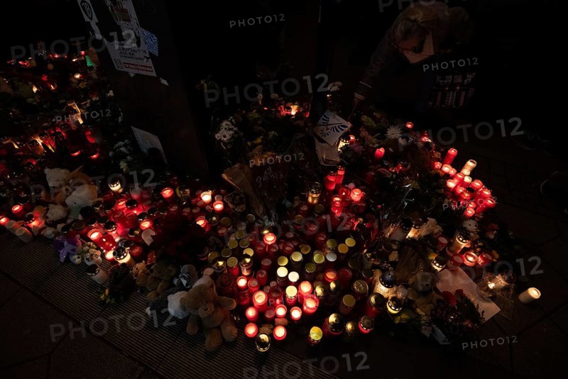 Commemoration of attack, people remember 20 December 2024 with candles, a man deliberately killed and injured several people with a rental car at the Magdeburg Christmas market on that day, Magdeburg, Saxony-Anhalt, Germany, Europe