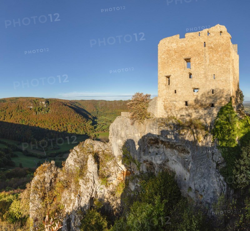 Reussenstein castle ruins above the Neidlinger Valley, Baden- Württemberg, Germany, Reussenstein castle ruins, Swabian Alb, Baden-Württemberg, Germany, Europe