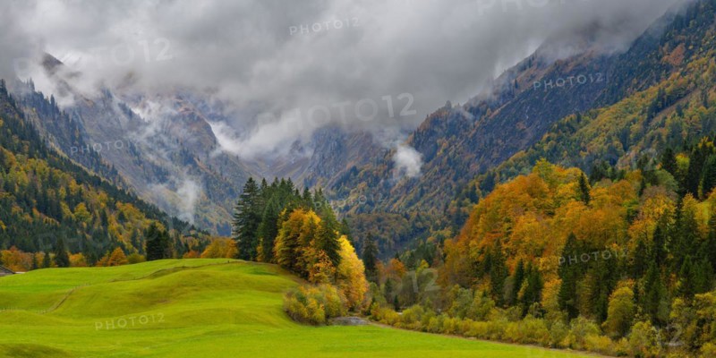 Autumn in the Trettachtal, near Oberstdorf, Oberallgäu, Allgäu, Bavaria, Germany, Europe