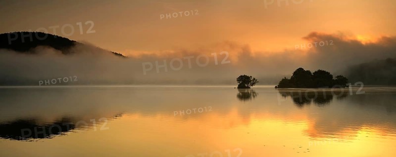 Sunrise at the Edersee with morning mist on the water, small islands in the Edertalsperre, Ederstausee, Hesse, Germany, Europe
