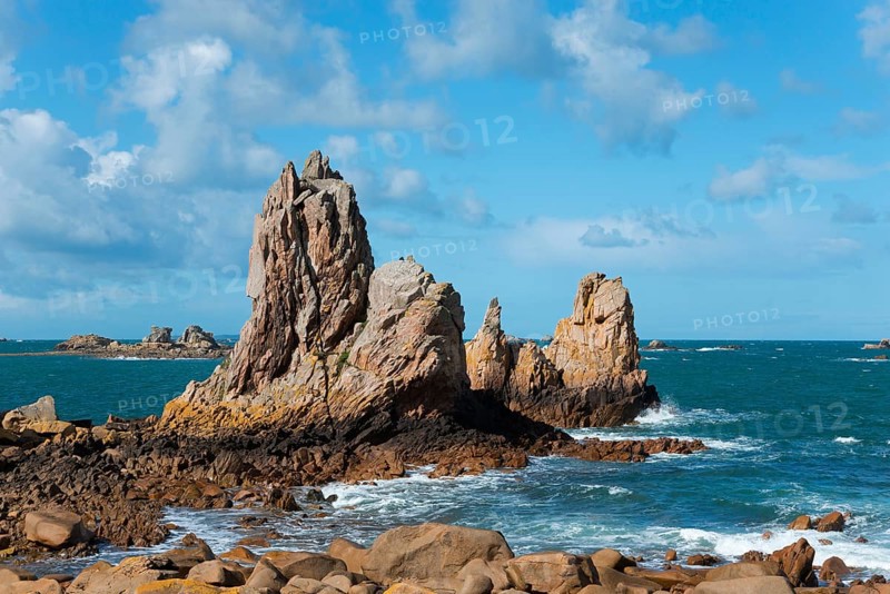 Rough sea on a rocky coast under a cloudy sky, Plage de Pors Scaff, Plougrescant, Côtes-d'Armor, English Channel, Brittany, France, Europe