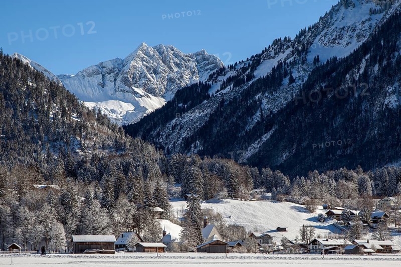 Winter landscape in the snow, behind St, Loretto and mountains of the Allgäu Alps, Oberstdorf, Oberallgäu, Allgäu, Bavaria, Germany, Europe