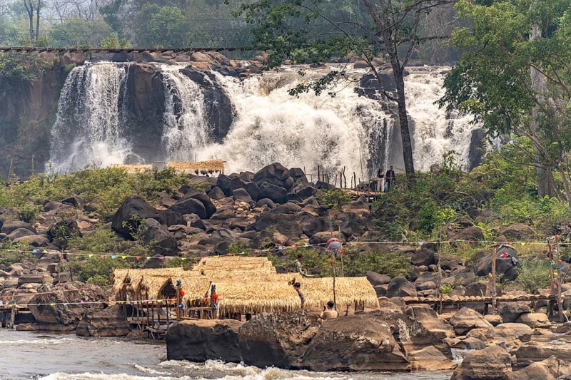 Huts at the Tad Lo waterfall in the Bolaven Plateau near Ban Saenvang, Laos, Asia