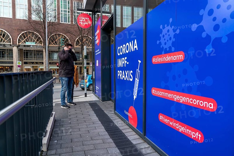 Corona test centre and vaccination centre, in the city centre at the main railway station, Essen, North Rhine-Westphalia, Germany, Europe