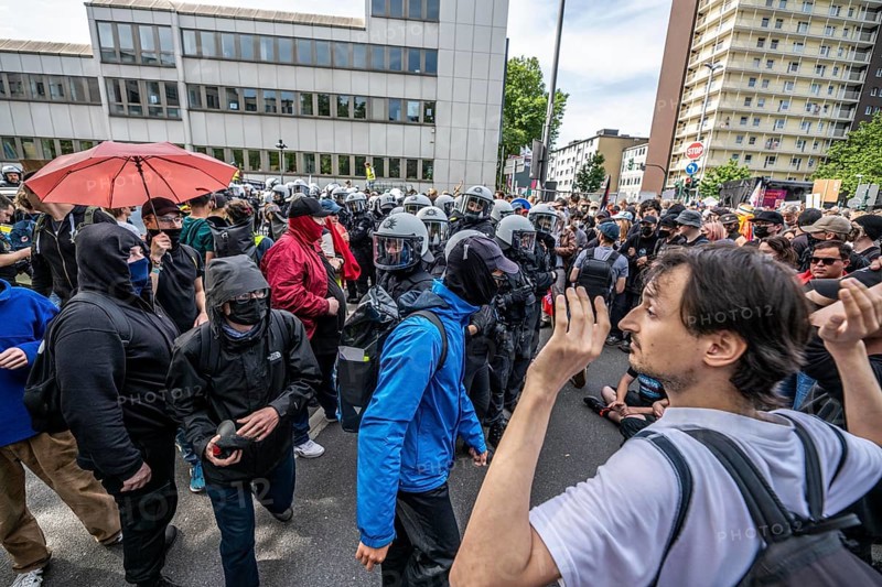 Riots in the run-up to the AFD party conference in Essen, demonstrators try to prevent AFD delegates from entering the Grugahalle, they are led through the demonstrators by a massive police contingent, there were many scuffles, Essen, North Rhine-Westphalia, Germany, Europe