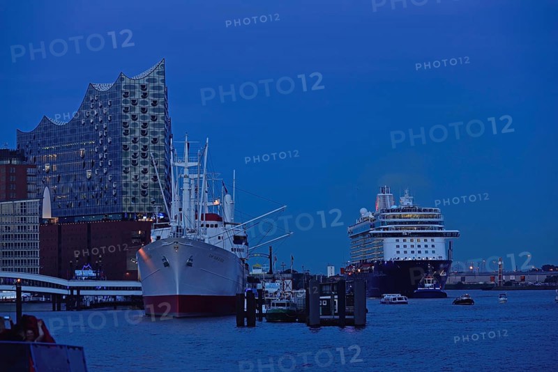 Germany, Hamburg, HafenCity, view to Elbe Philharmonic Hall, Hamburg's new concert hall, glass facade, museum ship Cap San Diego, former cargo ship, Mein Schiff 6, evening light, Hamburg, Hamburg, Federal Republic of Germany, Europe