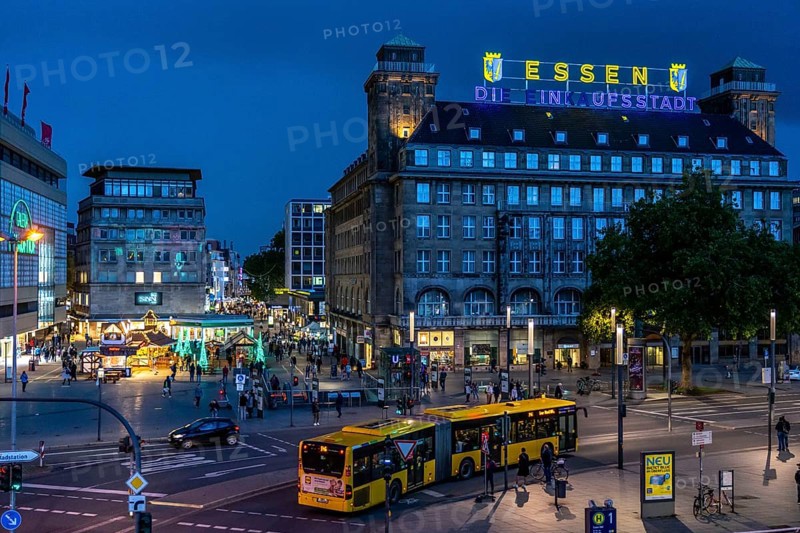 Willy Brandt Platz in Essen, Kettwiger Straße, Handelshof, evening skyline, Essen, North Rhine-Westphalia, Germany, Europe