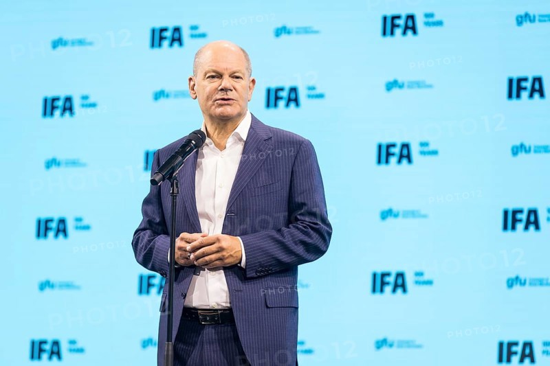 Olaf Scholz (Chancellor of the Federal Republic of Germany, SPD) gives a press statement after the press tour of the IFA (Internationale Funkausstellung) exhibition at the exhibition grounds, Berlin, 06/09/2024