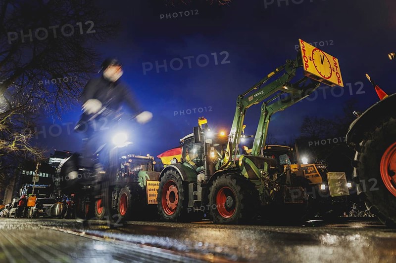 Road blockades in the centre of Berlin, taken as part of the farmers' protests in Berlin, 15.01.2024. 10, 000 participants are expected on Monday as part of the farmers' protest week. Among other things, they are protesting against the sp